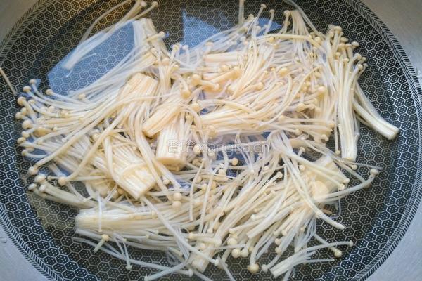 蒜香金针菇的做法图解2