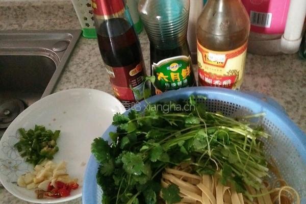 香菜拌千张的做法图解1