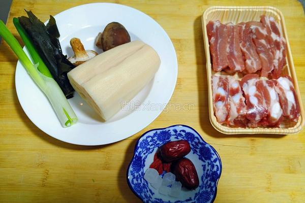 养生极品莲藕排骨汤的做法图解1