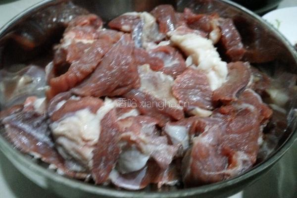 土豆烧牛腩的做法图解1
