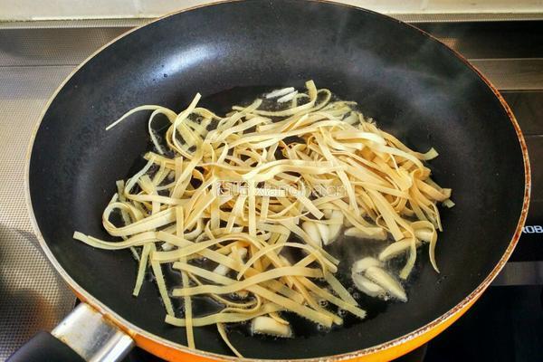 大白菜炒百叶的做法图解2