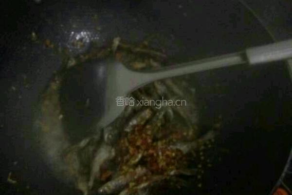 香辣小鱼干的做法图解4