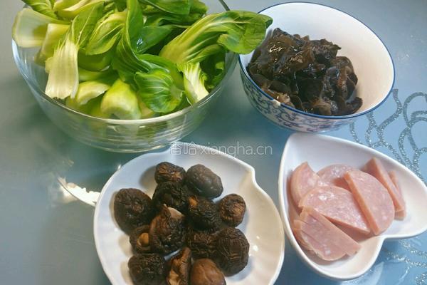 蚝油油菜扒香菇的做法图解1