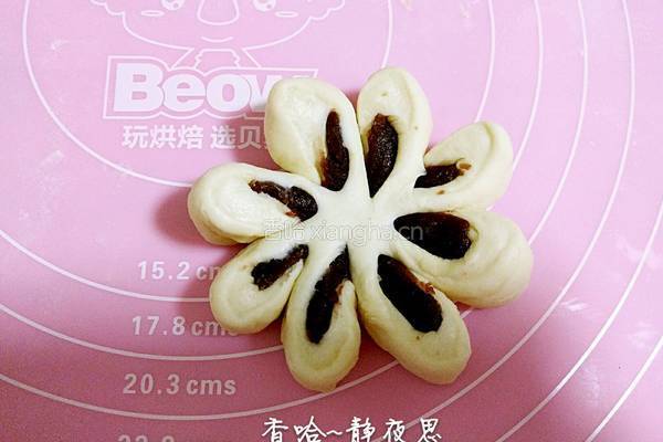 花朵豆沙馅面包的做法图解15