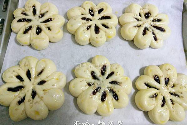花朵豆沙馅面包的做法图解21
