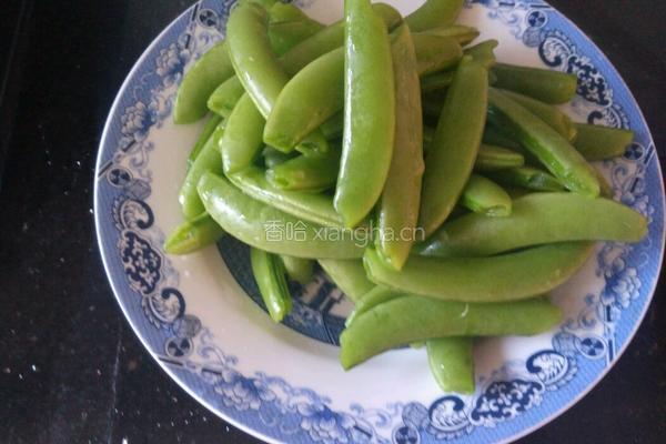 香肠炒甜豆的做法图解2