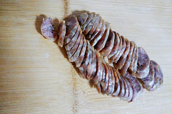 香肠炒甜豆的做法图解1