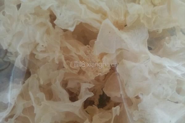 银耳桂圆莲子红枣百合薏仁黑米粥的做法图解4