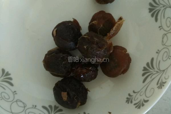 银耳桂圆莲子红枣百合薏仁黑米粥的做法图解5