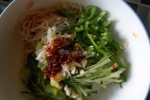 凉拌黄瓜金针菇的做法图解5