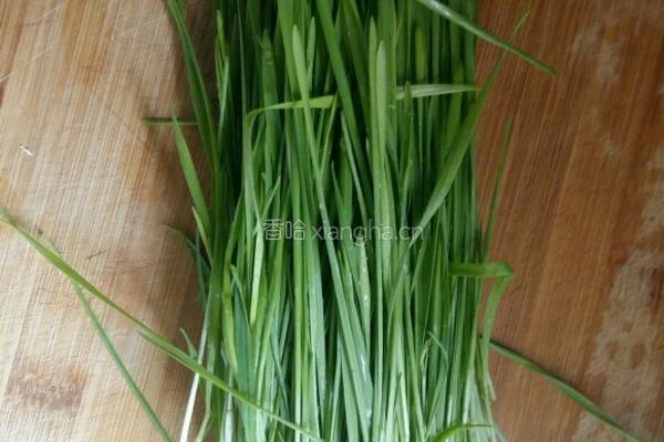 小麦草鸡蛋饼的做法图解1