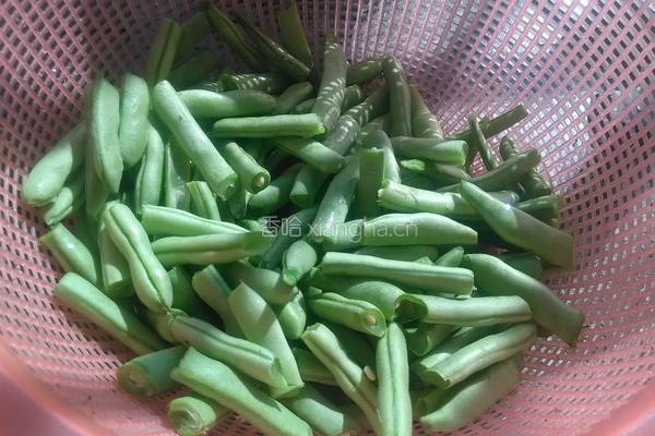 四季豆炒肉的做法图解1