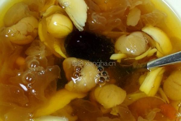 银耳莲子羹