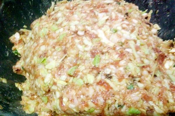 猪肉白菜香菇饺子的做法图解3