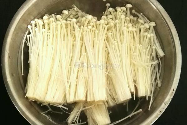 五花肉卷金针菇的做法图解4