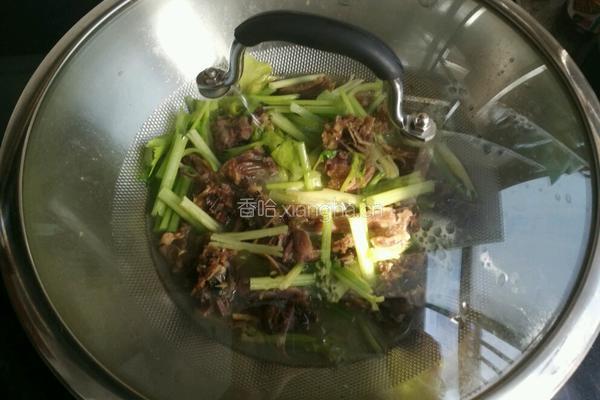 咸鸭烧芹菜的做法图解4