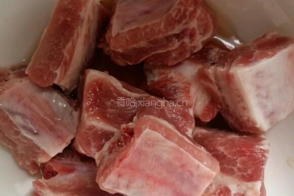 糖醋排骨山药板栗的做法图解1