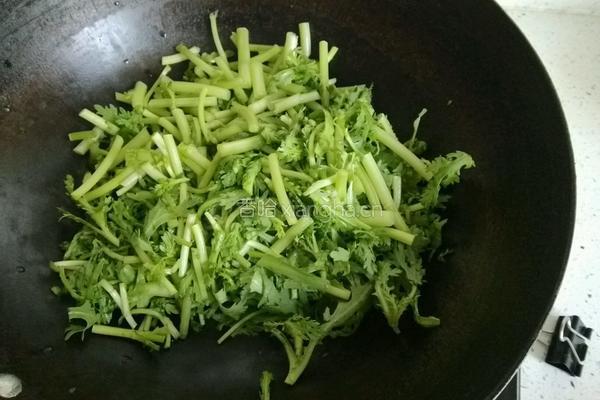 螺旋藻炒茼蒿的做法图解5