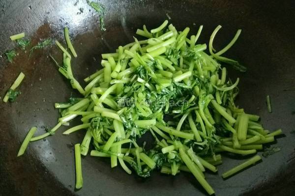 螺旋藻炒茼蒿的做法图解6