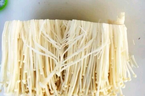 捞汁金针菇的做法图解1