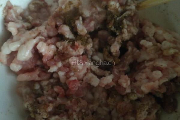 猪肉酸菜水饺的做法图解6