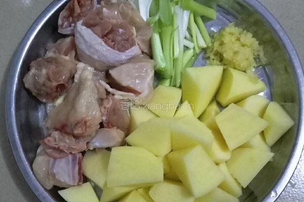 蒜香鸡块焖土豆的做法图解1