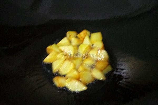 蒜香鸡块焖土豆的做法图解2