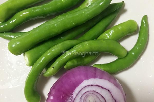 【尖椒炒牛肉】的做法图解1