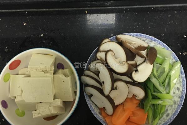 香菇豆腐的做法图解1