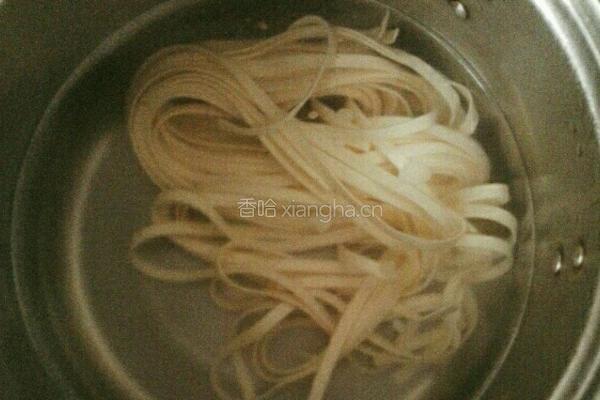 麻辣芽菜拌面的做法图解2