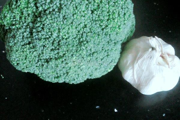 蒜香西兰花的做法图解1