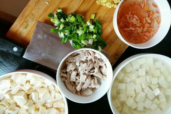 虾米瘦肉芋头豆腐汤的做法图解1