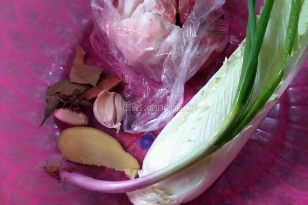 白菜蒸五花肉的做法图解1
