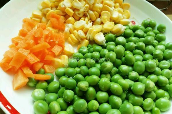 豌豆玉米焖饭的做法图解1