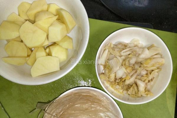 酸菜土豆粉的做法图解1