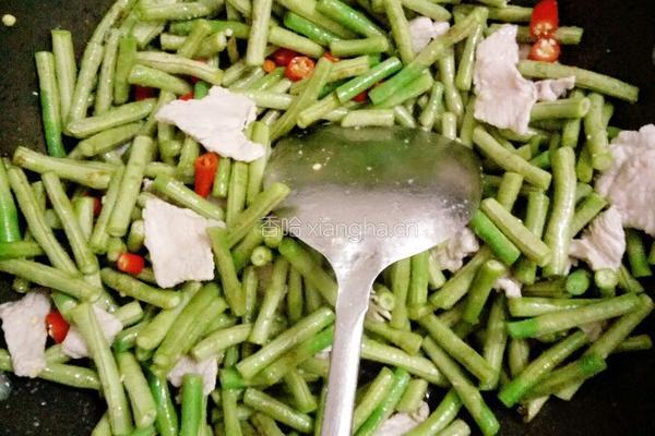 家常瘦肉炒豆角的做法图解5