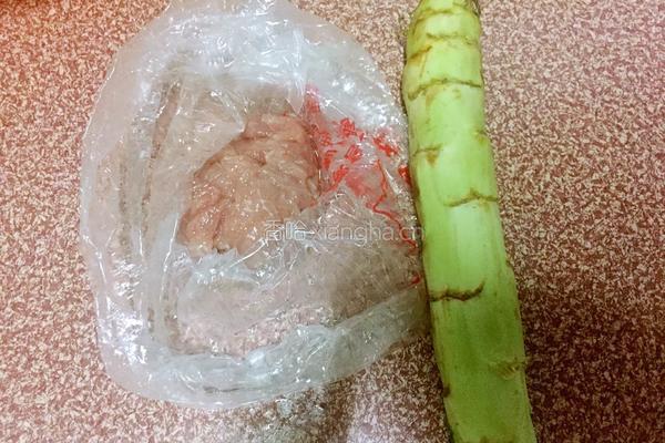 莴笋炒肉的做法图解1