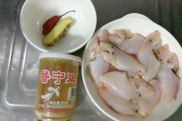 黄豆酱焖煮扒皮鱼的做法图解1