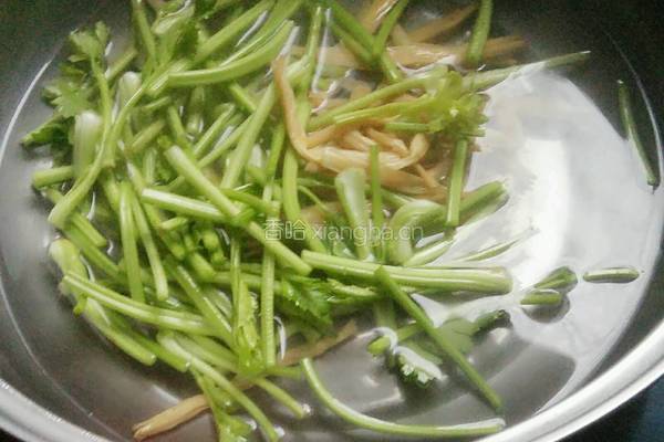 香芹拌黄花菜的做法图解4
