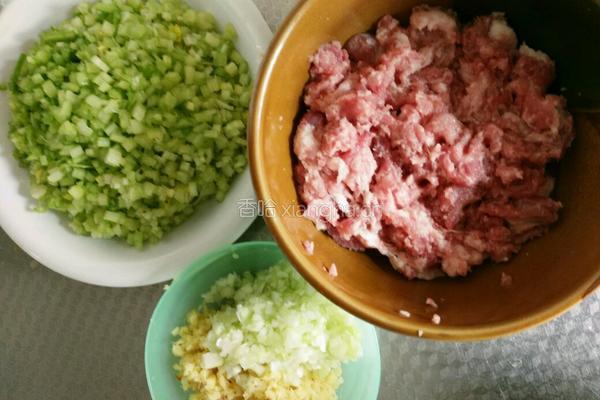 猪肉芹菜饺子的做法图解2