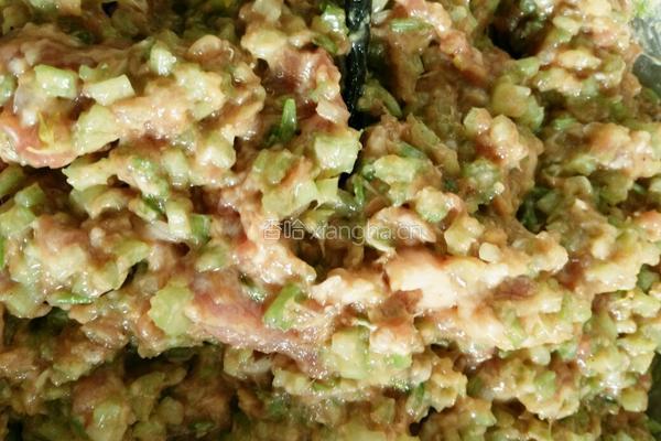 猪肉芹菜饺子的做法图解3