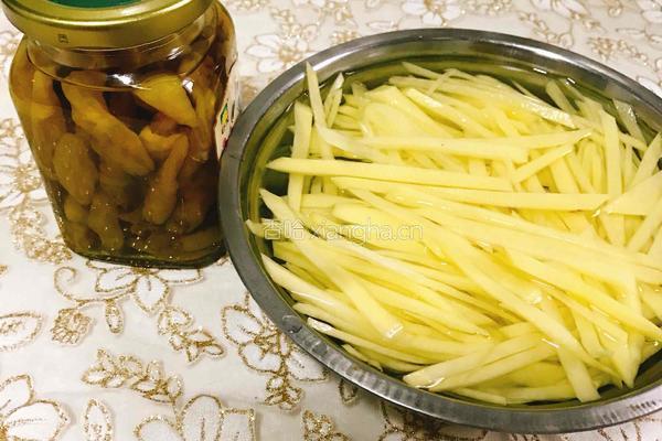 野山椒炒土豆丝的做法图解1