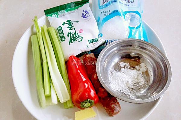 茜芹炒香肠的做法图解1