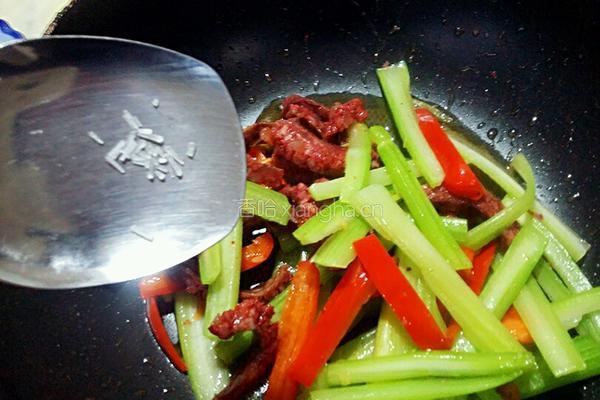 茜芹炒香肠的做法图解10
