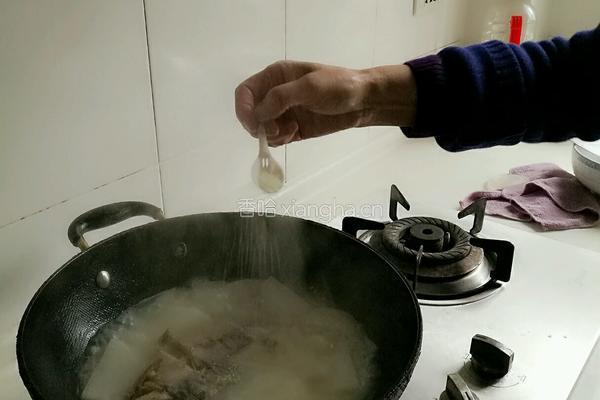 鲫鱼萝卜汤的做法图解3