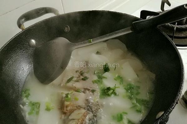 鲫鱼萝卜汤的做法图解4