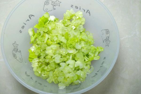  芹菜牛肉渣的做法图解1