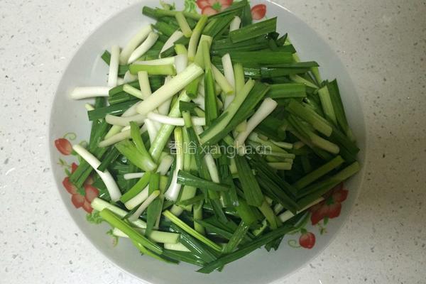 蒜叶炒鸡蛋干的做法图解1
