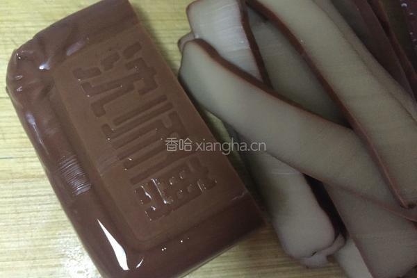 蒜叶炒鸡蛋干的做法图解2