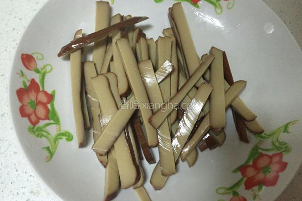 蒜叶炒鸡蛋干的做法图解3